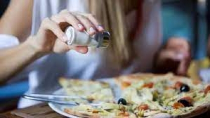 Añadir sal a los alimentos en el plato está asociado con un mayor riesgo de enfermedad renal crónica