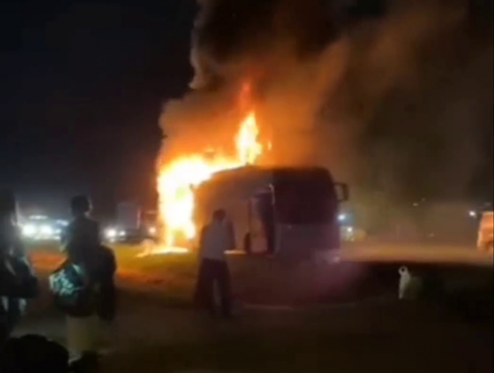 Un ómnibus se incendió en el kilómetros 43 de la Ruta 2 y sus ocupantes resultaron ilesos