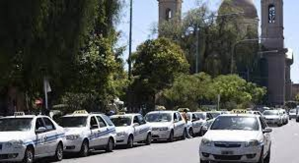 Taxistas exigen mayor seguridad y regulación para Uber