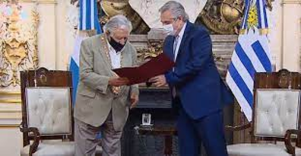Alberto Fernández condecoró a José &quot;Pepe&quot; Mujica con el Collar de la Orden del Libertador San Martín