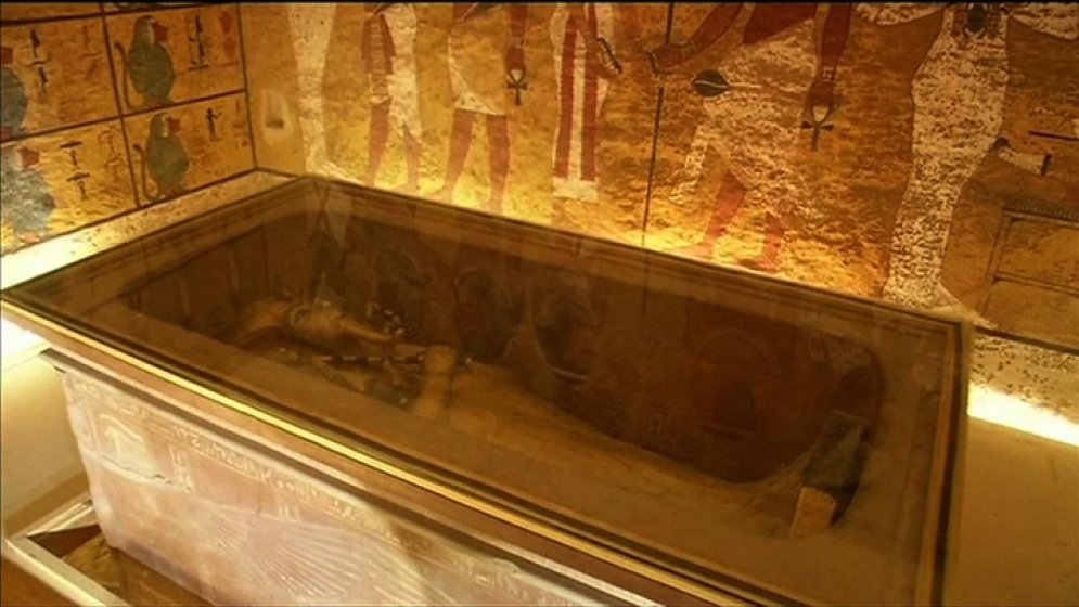 La tumba del joven rey Tutankamón fue encontrada casi intacta (1336-1327 aC).
