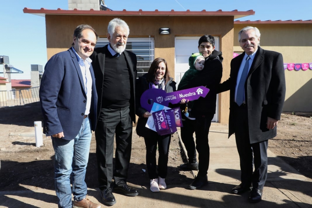 El gobernador junto con el presidente entregarón 187 viviendas en la capital