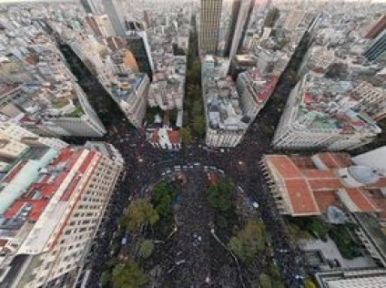 Concentración masiva en Plaza de Mayo en defensa de la educación pública