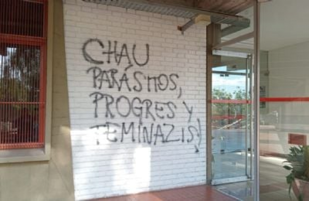 Pintan amenazas y llaman a votar por Milei en facultad de Ciencias Políticas de la UNCuyo