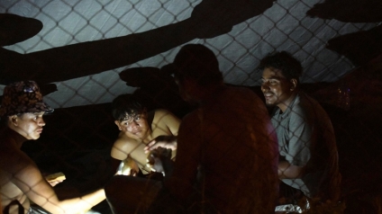Rescataron a 121 migrantes hacinados en el interior de un camión abandonado en México