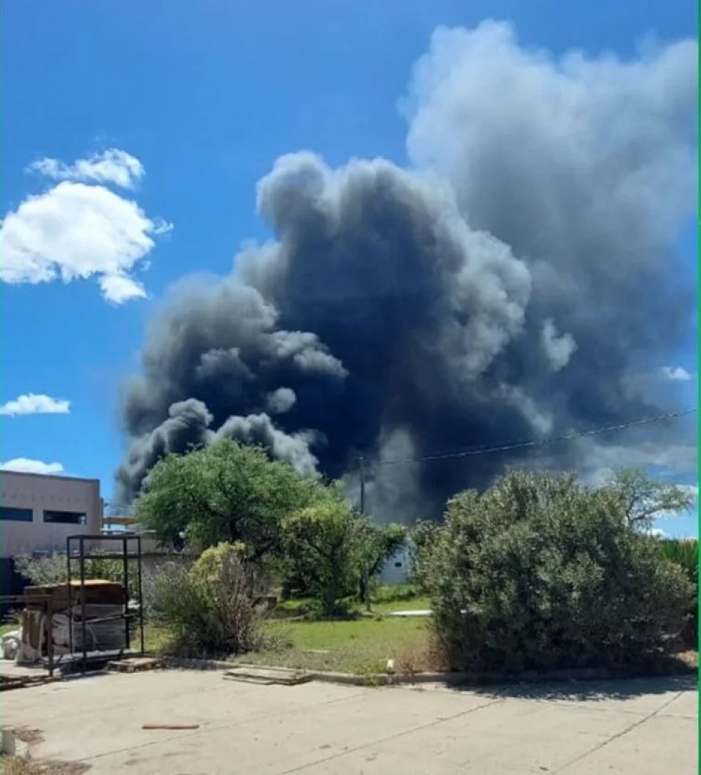 Incendio en piletón de líquidos combustibles de Ecochem