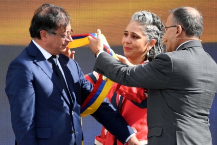 Petro asume en Colombia