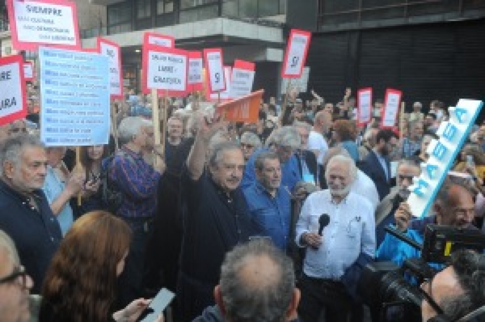 Figuras de la cultura realizan una &quot;caminata por la democracia&quot; llamando a votar a Massa